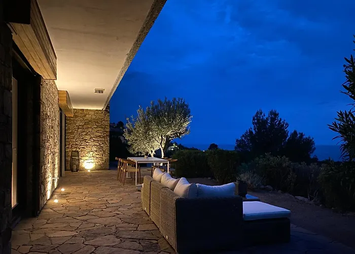 Superbe Petite Villa Moderne Surplombant La Mer